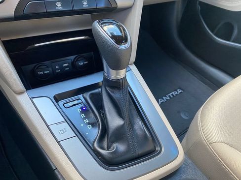 Used 2017 Hyundai Elantra SE FWD image 24