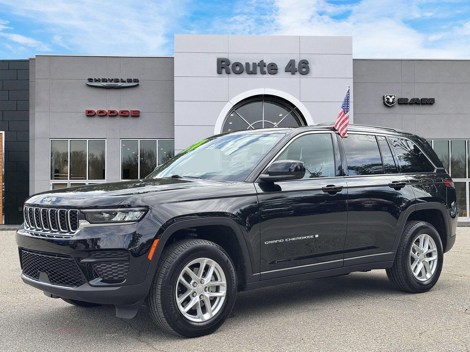 Used 2024 Jeep Grand Cherokee Laredo X w/ Luxury Tech Group I AWD/4WD image 5