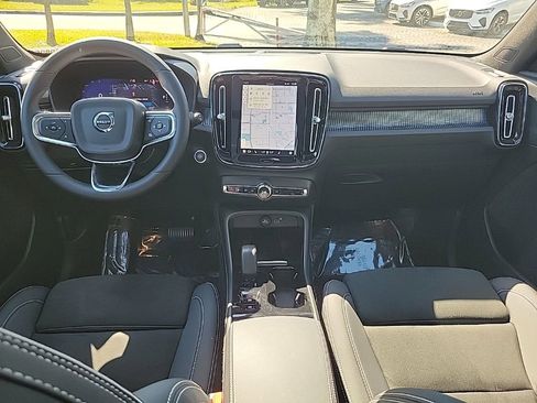 Used 2023 Volvo XC40 B5 Plus image 9