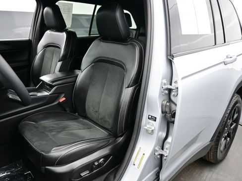 Used 2024 Jeep Grand Cherokee Altitude image 12