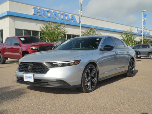 Used 2025 Honda Accord Sport image 1