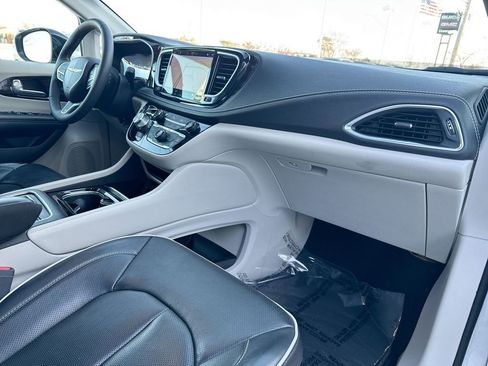 Used 2024 Chrysler Pacifica Limited image 29