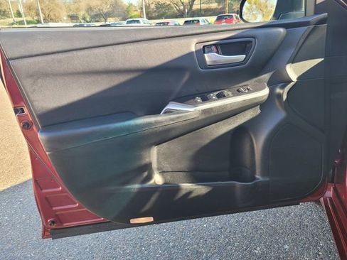 Used 2016 Toyota Camry SE image 16