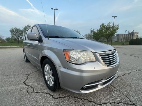 Used 2014 Chrysler Town & Country Touring image 7