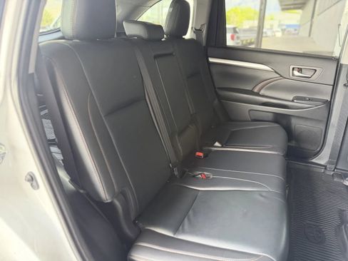 Used 2019 Toyota Highlander XLE AWD/4WD image 18