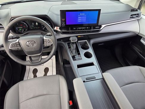 Used 2025 Toyota Sienna XLE image 14