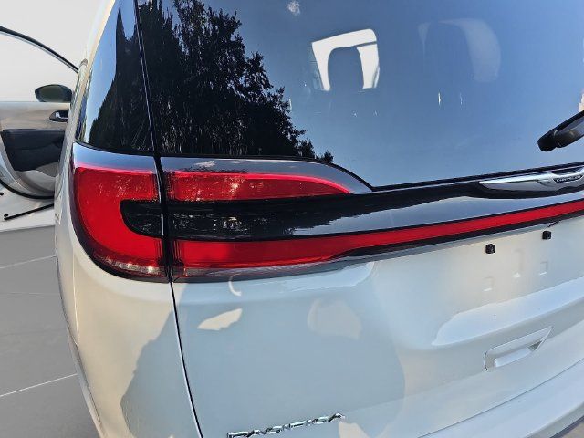 Used 2023 Chrysler Pacifica Touring-L FWD image 39