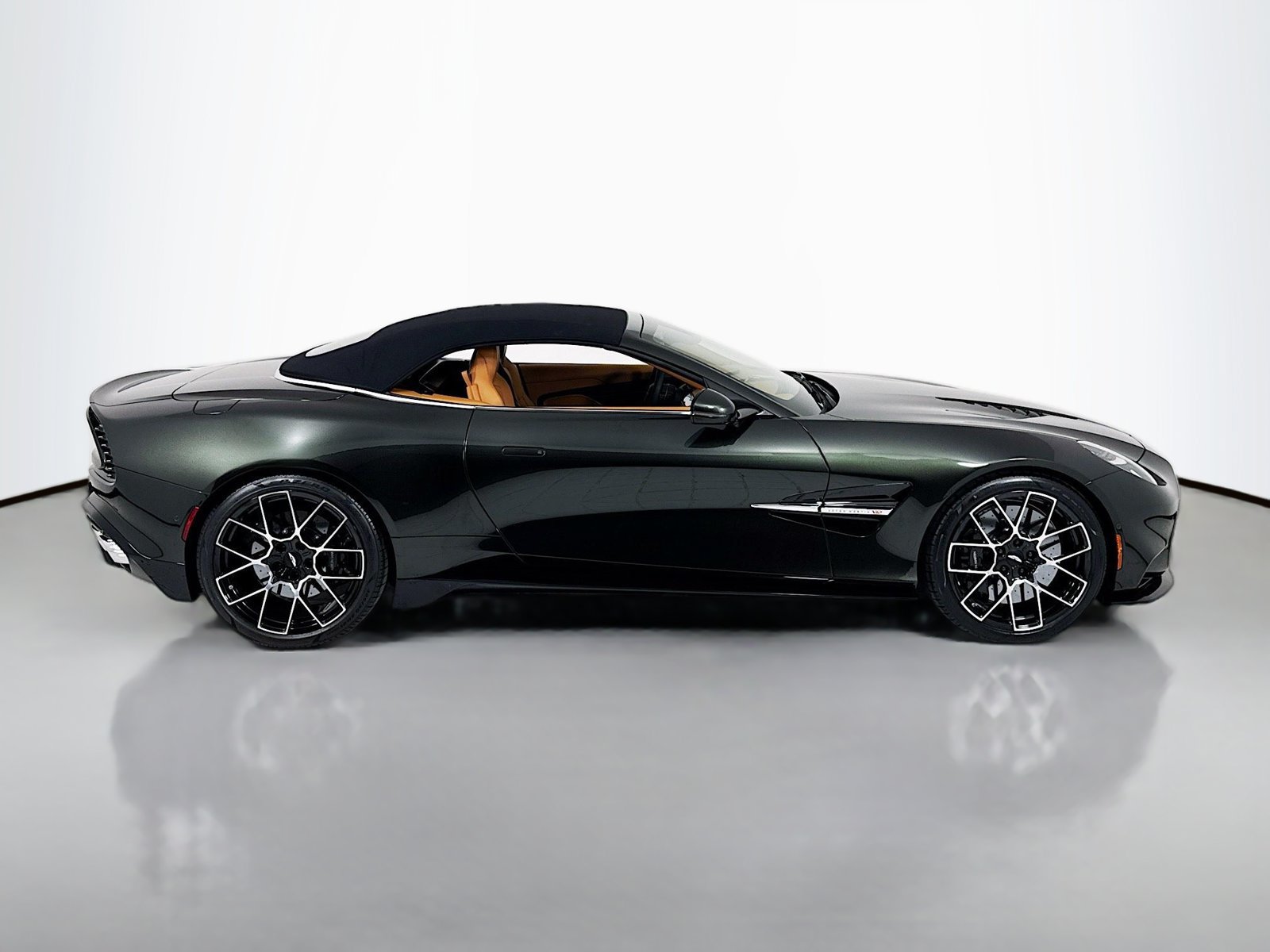 Used 2026 Aston Martin Vanquish Convertible RWD image 9