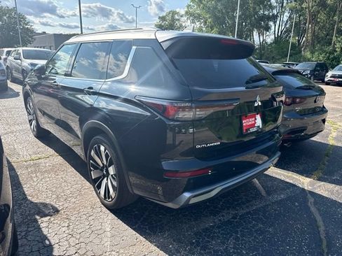 Used 2025 Mitsubishi Outlander AWD image 5