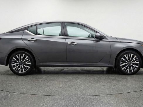 Used 2025 Nissan Altima 2.5 SV FWD image 11