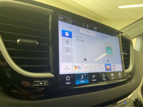 Used 2024 Chrysler Pacifica Touring-L FWD image 27