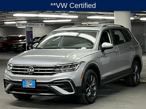 Used 2022 Volkswagen Tiguan SE w/ Panoramic Sunroof Package image 3
