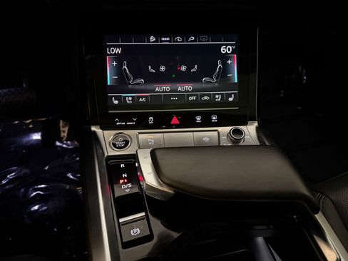 Used 2022 Audi e-tron Premium Plus w/ Premium Plus Package image 23
