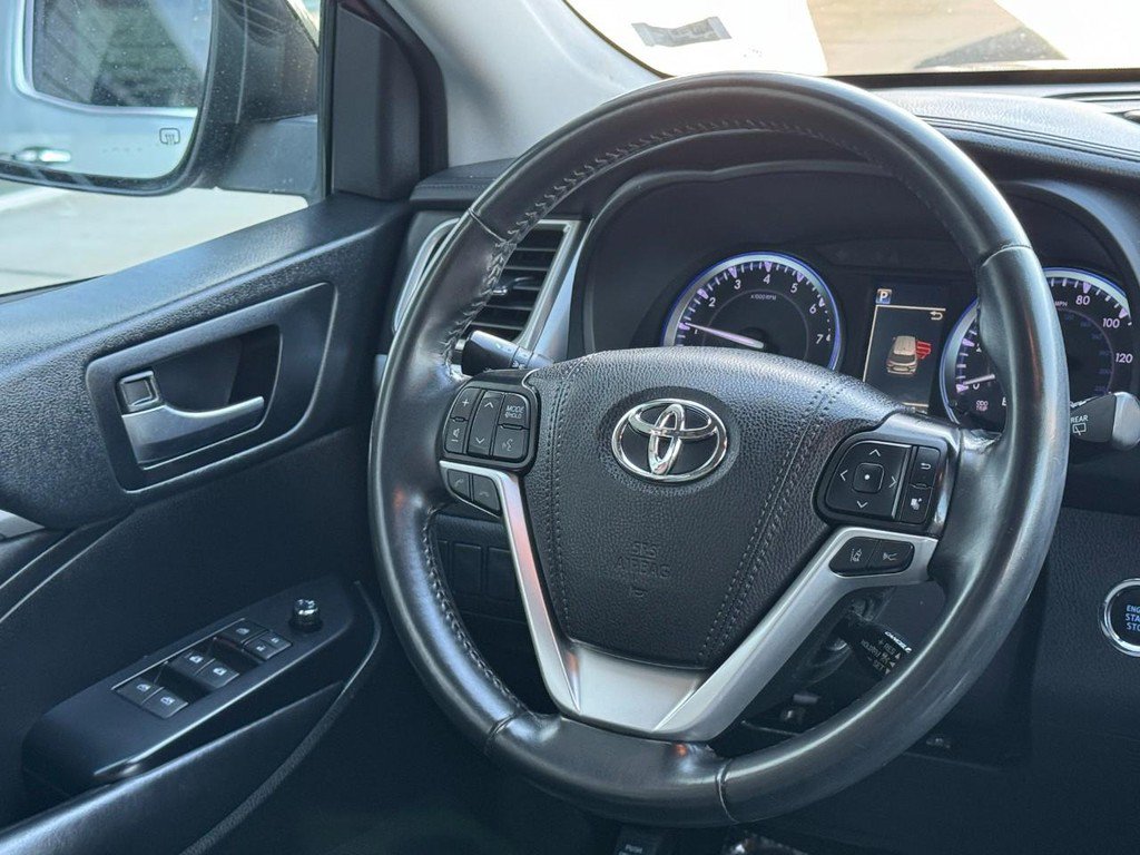 Used 2019 Toyota Highlander SE w/ Nightshade Edition AWD/4WD image 16