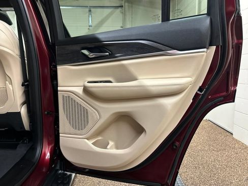 Used 2025 Jeep Grand Cherokee Limited AWD/4WD image 15