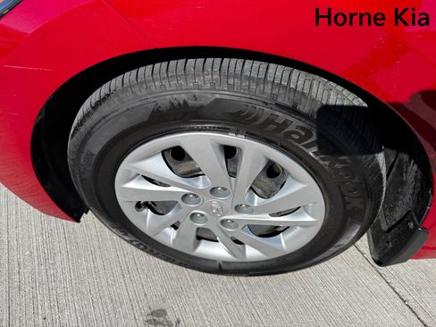 Used 2017 Hyundai Elantra SE image 8