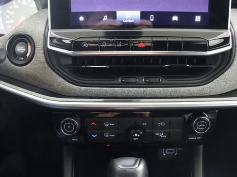 Used 2023 Jeep Compass Latitude image 16