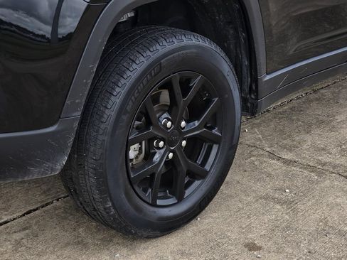 Used 2024 Jeep Grand Cherokee Altitude RWD image 8