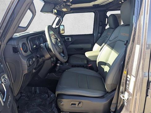 Used 2025 Jeep Gladiator Mojave image 10