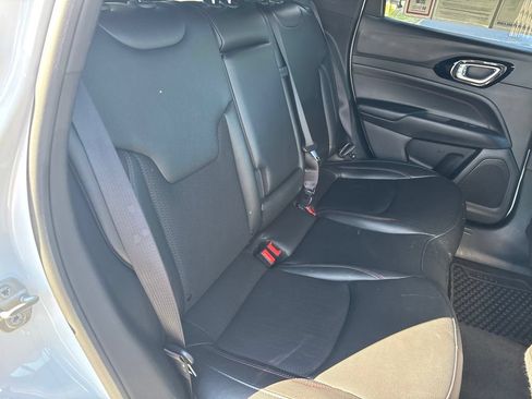 Used 2025 Jeep Compass Trailhawk AWD/4WD image 44