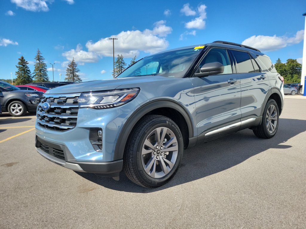 Used 2025 Ford Explorer Active w/ Active Comfort Package AWD/4WD image 2