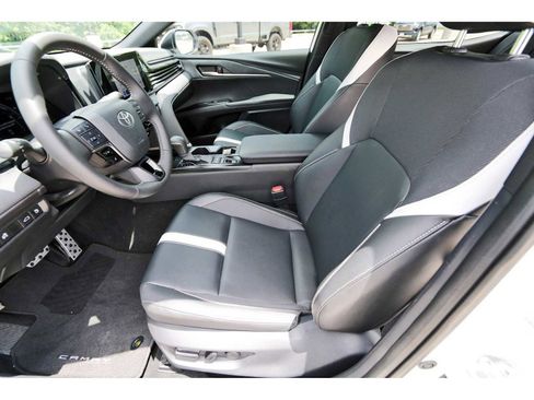 Used 2025 Toyota Camry SE w/ Convenience Package FWD image 11