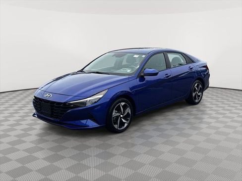 Used 2023 Hyundai Elantra SEL w/ Convenience Package FWD image 3