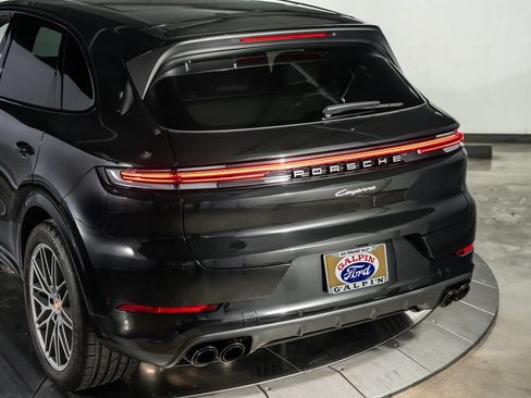 Used 2025 Porsche Cayenne AWD/4WD image 30