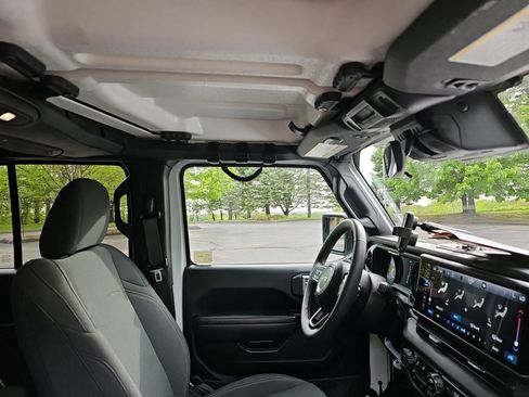 Used 2024 Jeep Wrangler Unlimited Sport AWD/4WD image 14