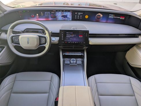 Used 2025 Lincoln Nautilus Premier image 16