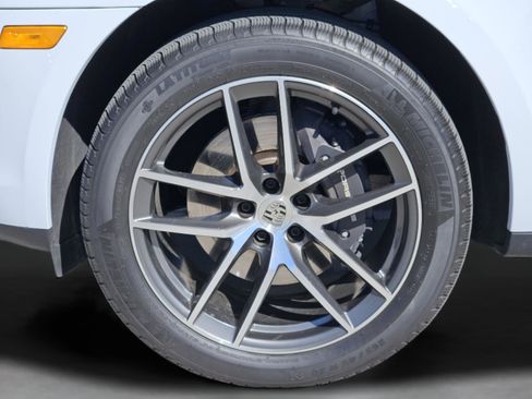 Certified 2025 Porsche Macan image 14