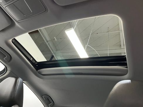 Used 2017 Acura TLX w/ Technology Package image 9