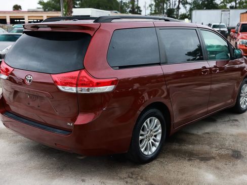 Used 2012 Toyota Sienna XLE image 7