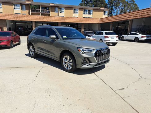 Used 2025 Audi Q3 2.0T Premium w/ Convenience Package AWD/4WD image 3