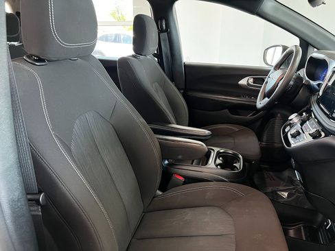 Used 2023 Chrysler Pacifica Touring FWD image 24