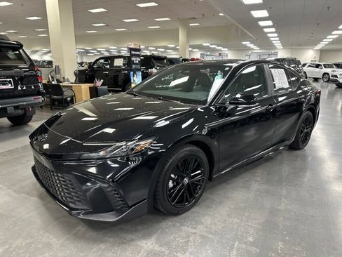 Used 2025 Toyota Camry SE w/ Convenience Package AWD/4WD image 3
