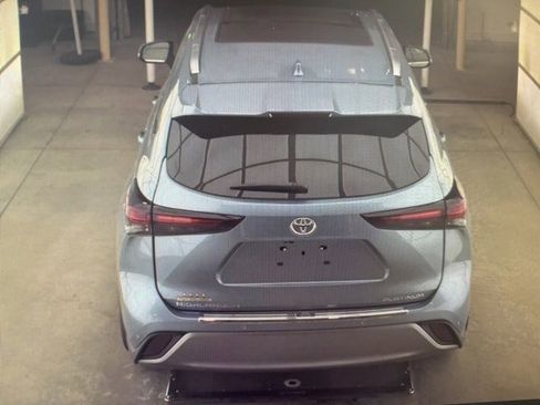 Used 2024 Toyota Highlander LE image 5