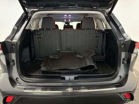 Used 2023 Toyota Highlander LE image 33