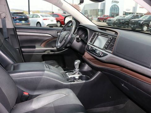 Used 2017 Toyota Highlander Limited AWD/4WD image 22