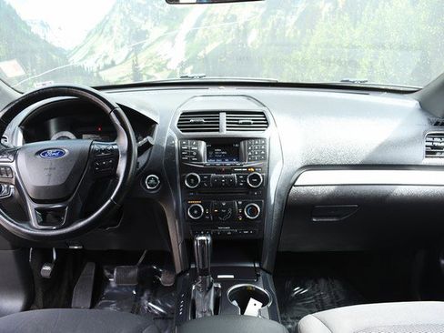 Used 2017 Ford Explorer XLT image 18