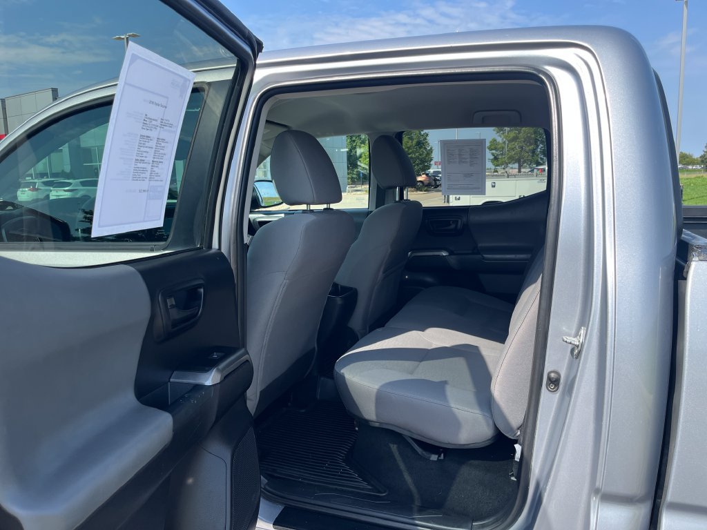 Used 2018 Toyota Tacoma SR5 w/ Four Season Floor Mat Package AWD/4WD image 20