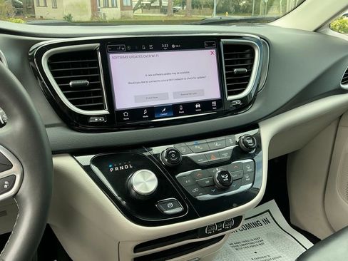 Used 2023 Chrysler Pacifica Touring-L image 35