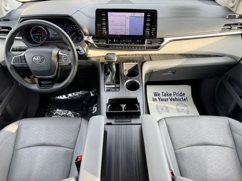 Used 2021 Toyota Sienna Limited image 20