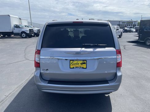 Used 2016 Chrysler Town & Country Touring FWD image 7