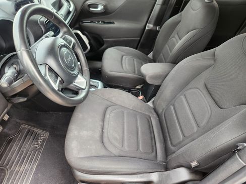 Used 2018 Jeep Renegade Latitude AWD/4WD image 9