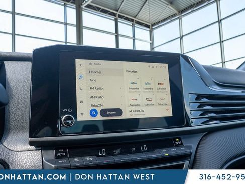 Used 2025 Toyota Camry SE FWD image 7