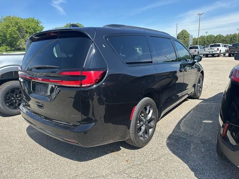 Used 2022 Chrysler Pacifica Touring-L w/ Uconnect Theater Family Group AWD/4WD image 3
