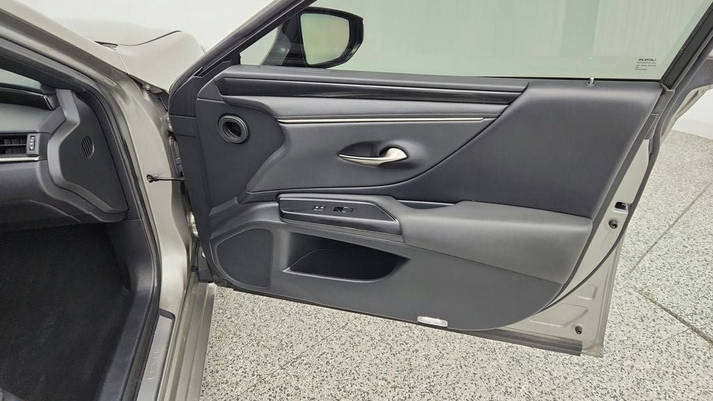 Used 2021 Lexus ES 250 w/ Accessory Package 2 AWD/4WD image 26