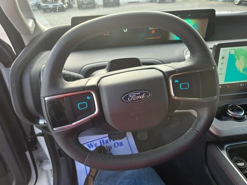 Used 2025 Ford Expedition Active image 12