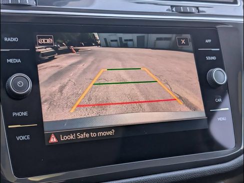 Used 2024 Volkswagen Tiguan SE AWD/4WD image 17
